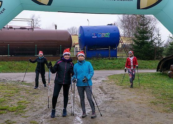 Grafika 28: Wszystkiego najlepszego w Nowym Roku 2020 życzą Mikołaje z VII Mikołajkowego Marszu w Obliwicach. Fotorelacja