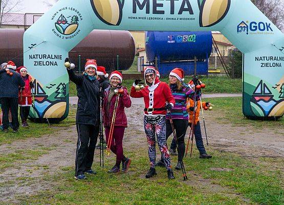 Grafika 30: Wszystkiego najlepszego w Nowym Roku 2020 życzą Mikołaje z VII Mikołajkowego Marszu w Obliwicach. Fotorelacja