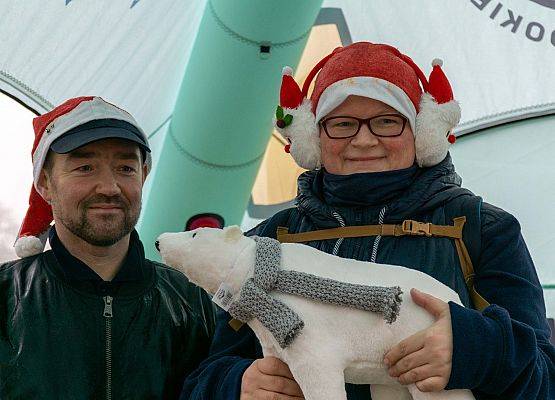 Grafika 33: Wszystkiego najlepszego w Nowym Roku 2020 życzą Mikołaje z VII Mikołajkowego Marszu w Obliwicach. Fotorelacja