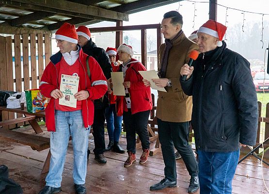 Grafika 34: Wszystkiego najlepszego w Nowym Roku 2020 życzą Mikołaje z VII Mikołajkowego Marszu w Obliwicach. Fotorelacja