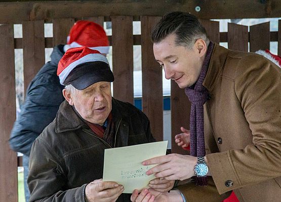 Grafika 37: Wszystkiego najlepszego w Nowym Roku 2020 życzą Mikołaje z VII Mikołajkowego Marszu w Obliwicach. Fotorelacja