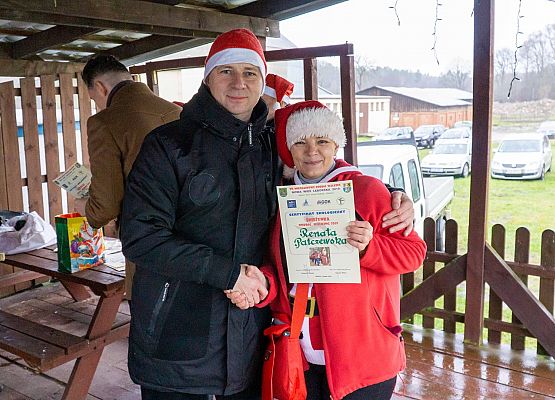 Grafika 38: Wszystkiego najlepszego w Nowym Roku 2020 życzą Mikołaje z VII Mikołajkowego Marszu w Obliwicach. Fotorelacja