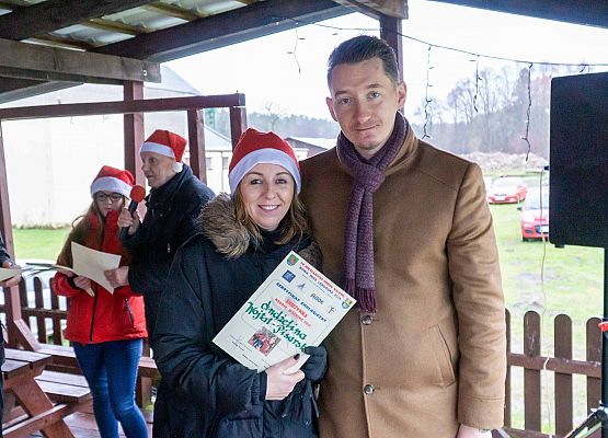 Grafika 39: Wszystkiego najlepszego w Nowym Roku 2020 życzą Mikołaje z VII Mikołajkowego Marszu w Obliwicach. Fotorelacja