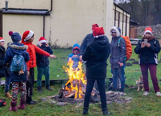 Grafika 41: Wszystkiego najlepszego w Nowym Roku 2020 życzą Mikołaje z VII Mikołajkowego Marszu w Obliwicach. Fotorelacja
