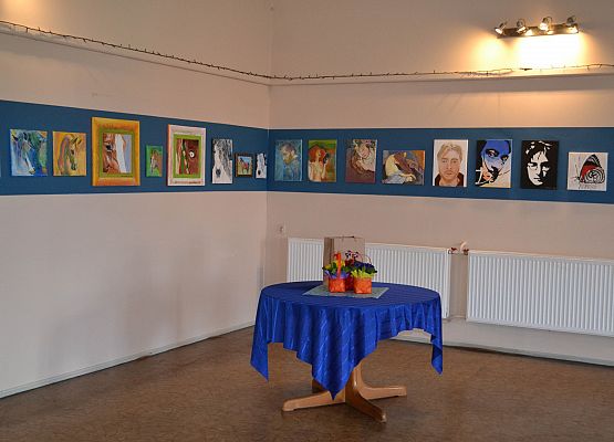 Grafika 2: Fotorelacja z wernisażu malarstwa Jadwigi Szczepańskiej i Magdaleny Szczęsnej z dnia 04.03.2020