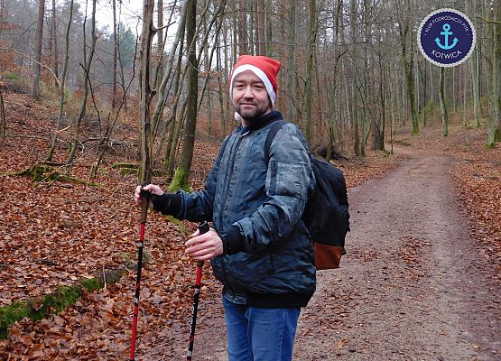 uczestnik wirtualnego nordic walking w czapce mikołajkowej