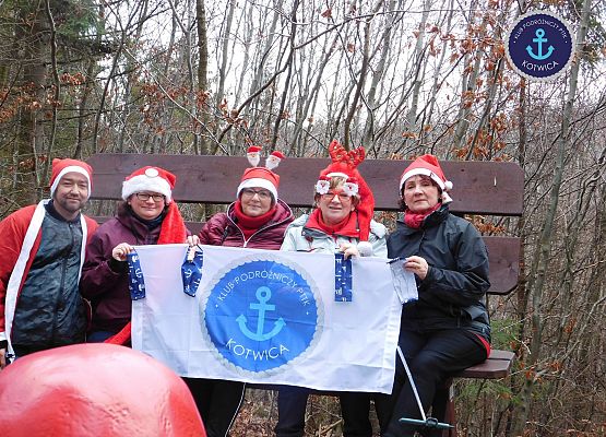 uczestnicy wirtualnego nordic walking w strojach mikołajowych