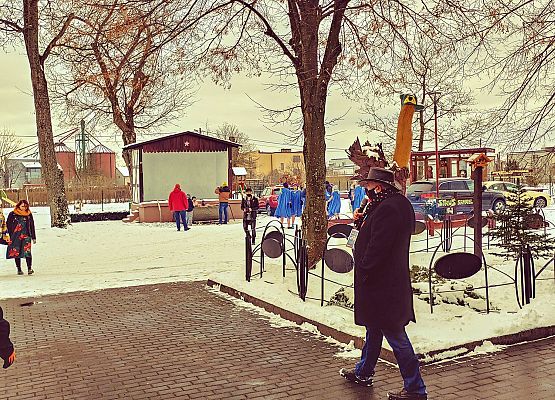 Plac przed GOK a na nim uczestnicy WOŚP