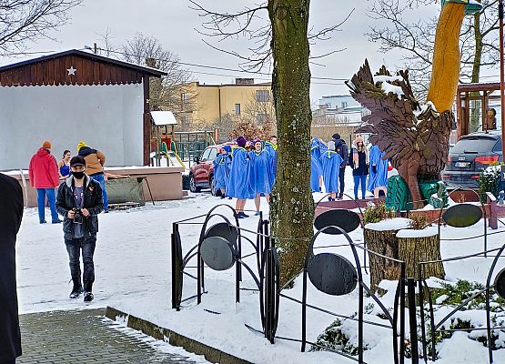 Plac przed GOK a na nim uczestnicy WOŚP