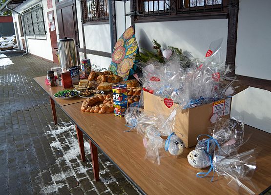 Stół z fantami do licytacji na zewnatrz GOK