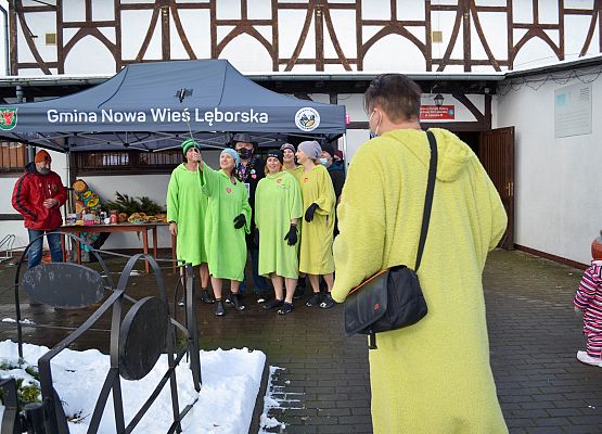 Plac przed GOK a na nim uczestnicy WOŚP