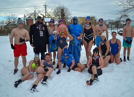 Plac przed GOK i uczestnicy morsowania