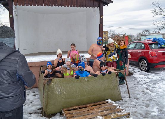 Plac przed GOK i uczestnicy morsowania