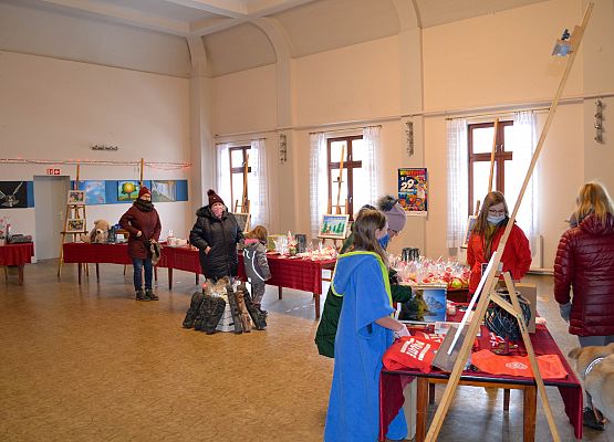 Sala gok i stołami z fantami do licytacji