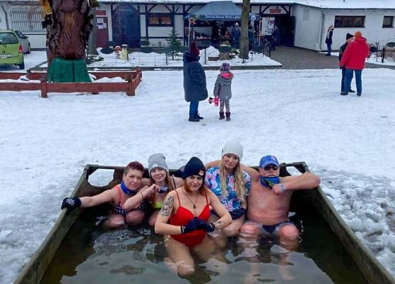 Plac przed GOK i uczestnicy morsowania