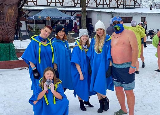 Plac przed GOK i uczestnicy morsowania