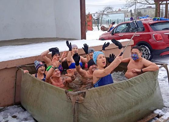 Plac przed GOK i uczestnicy morsowania