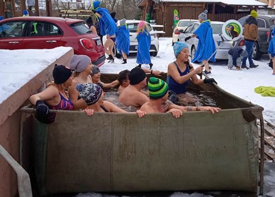 Plac przed GOK i uczestnicy morsowania