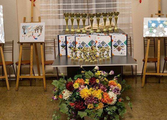 Sala GOK z widokiem na nagrody konkursowe