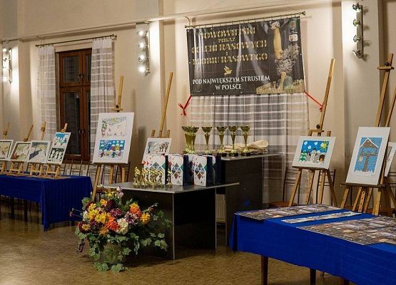 Sala GOK z widokiem na nagrody konkursowe