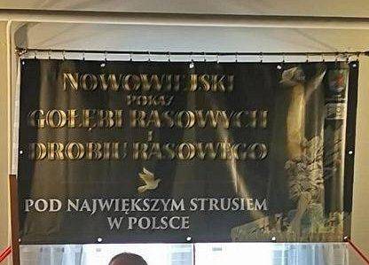 Organizator imprezy na tle baneru konkursowego