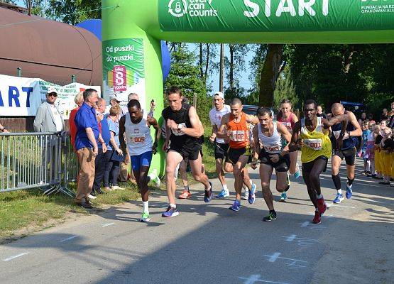 Zdjęcie na którym jest przedstawiony start biegu i kilkunastu uczestników