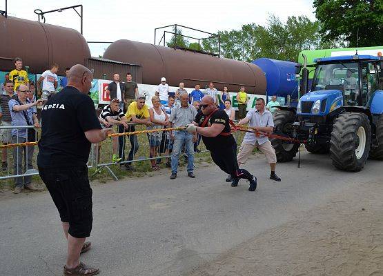 Zdjęcie na którym strongman przeciąga lina ciągnik