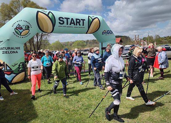 Zawodnicy nordic walking startują