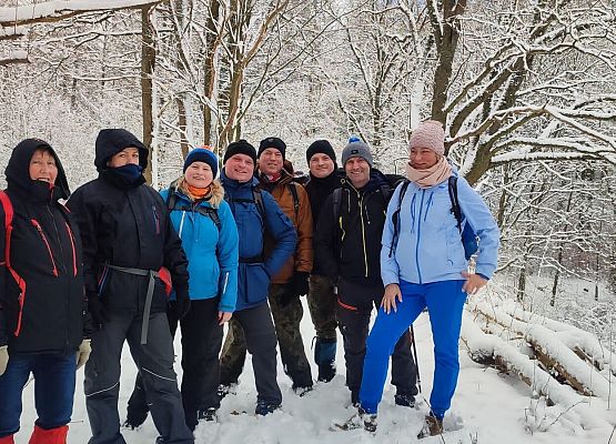 Uczestnicy rajdu w zimowej scenerii