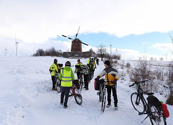 Uczestnicy rajdu w takcie drogi do starego młyna.