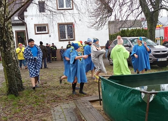 Uczestnicy WOŚP przygotowują się do morsowania