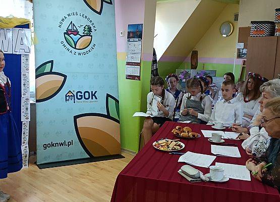 na zdjęciu uczestniczka konkursu oraz członkowie jury