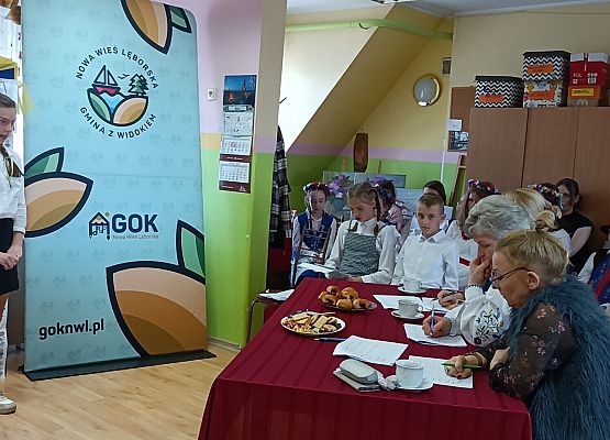 na zdjęciu uczestniczka konkursu oraz członkowie jury