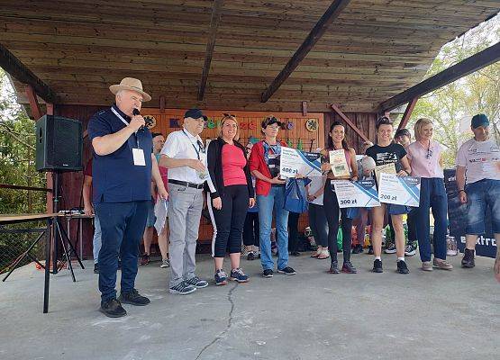 uczestnicy zawodów, którzy zajęli podium grafika