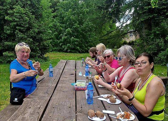 Na zdjęciu 6 osób podczas posiłku po zawodach