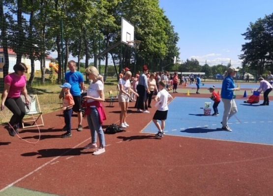 Grafika 3: Fotorelacja z pikniku rodzinno-sportowego w Łebieniu