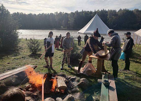 Grafika 2: Odkrywanie historii naszych przodków - piknik historyczny w Obliwicach.