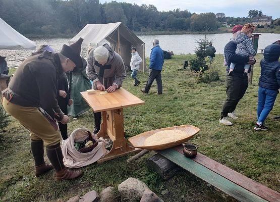 Grafika 3: Odkrywanie historii naszych przodków - piknik historyczny w Obliwicach.