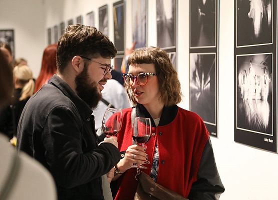 Fot. Lęborski Klub Fotograficzny, LCK "Fregata", wernisaż " Miasto w ruchu -Lębork", Amelia Wojciechowska (pierwsza od prawej) grafika