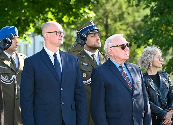 Fot. WCR Słupsk, 44 Bazy Lotnictwa Morskiego w Siemirowicach, Przysięga Wojskowa Żołnierzy Dobrowolnej Zasadniczej Służby Wojskowej, Andrzej Gąsior(drugi od lewej) grafika