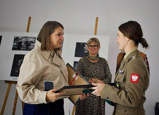 Wernisaż pokonkursowej wystawy „Military Art 2024/2025” Aleksandry Kajzer grafika