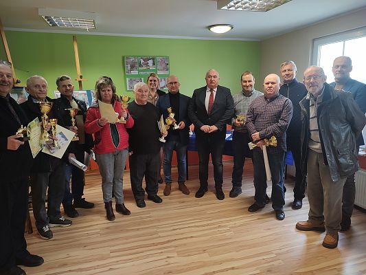 Wspólne zdjęcie hodowców oraz gości