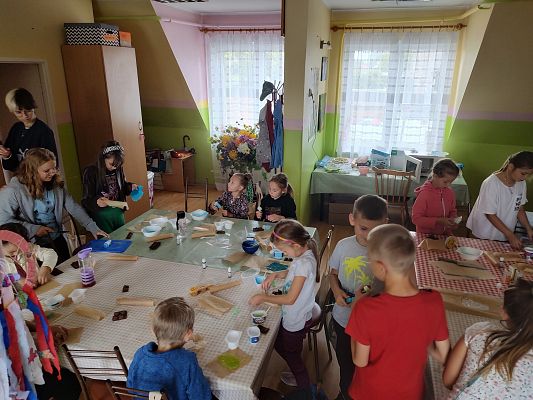 Grupa dzieci podczas zajęć robienia mydełek