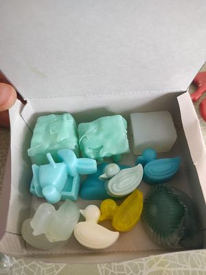 Zdjęcie mydełek w kształcie kaczek i muszelek