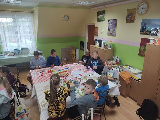 Grupa dzieci podczas zajęć warsztatowych