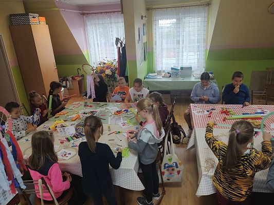 Grupa dzieci podczas zajęć warsztatowych