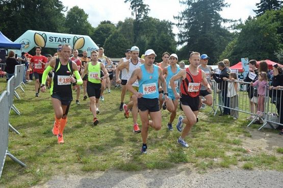 Uczestnicy startujący w biegu