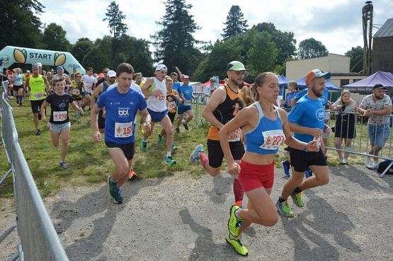 Uczestnicy startujący w biegu