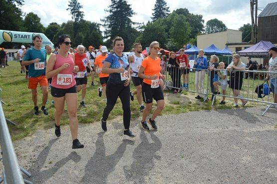 Uczestnicy startujący w biegu