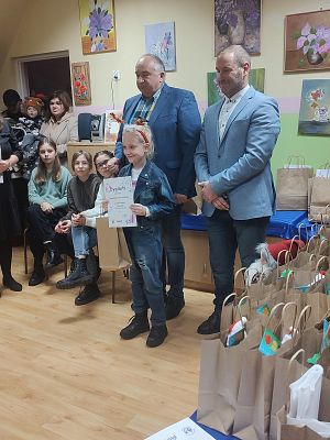 Na zdjęciu osoby wręczające nagrody za udział w konkursie oraz uczestnicy konkursu.